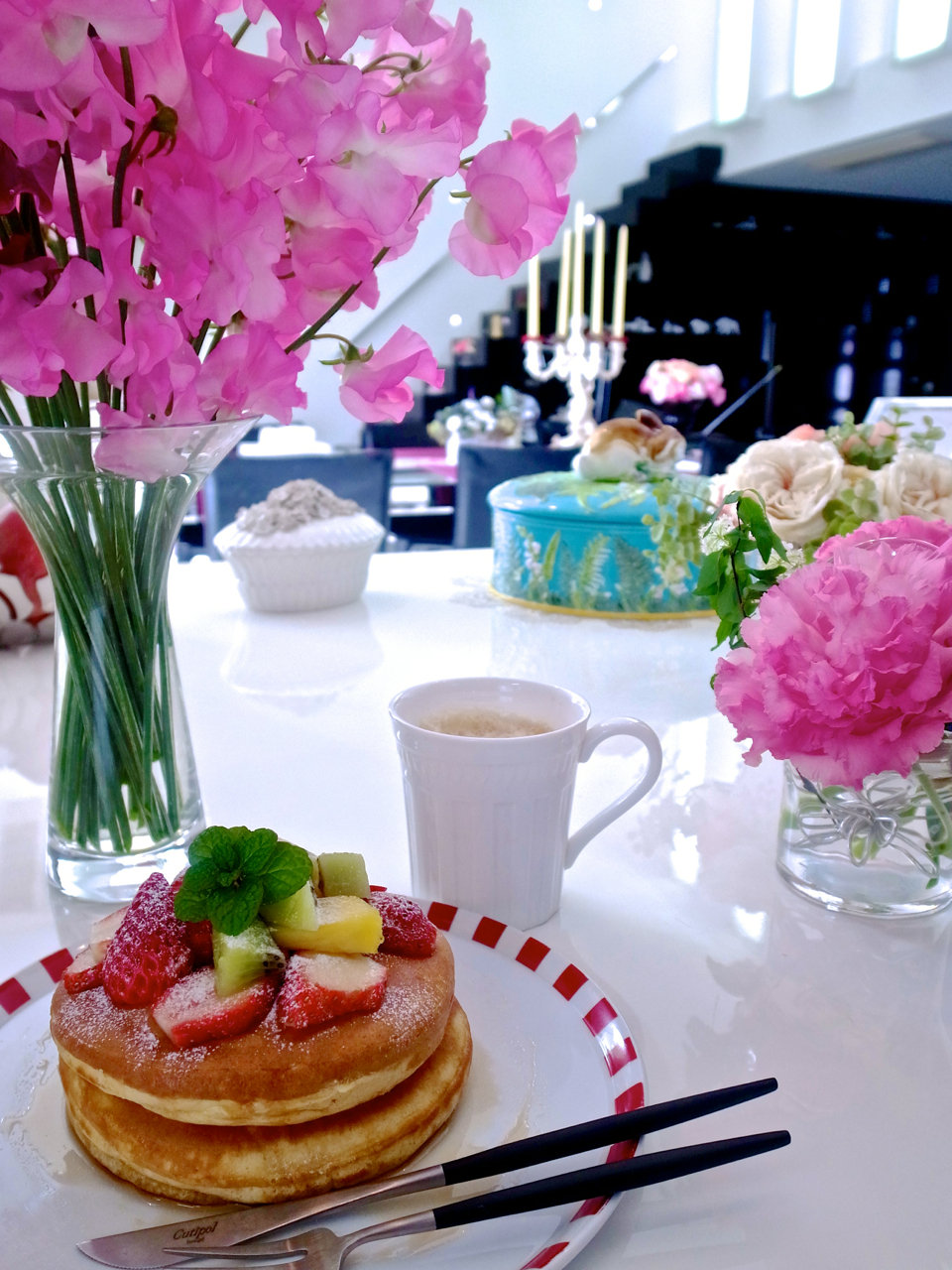フルーツいっぱいのパンケーキでブランチ Lovely Place フルーツいっぱいのパンケーキでブランチ Lovely Place