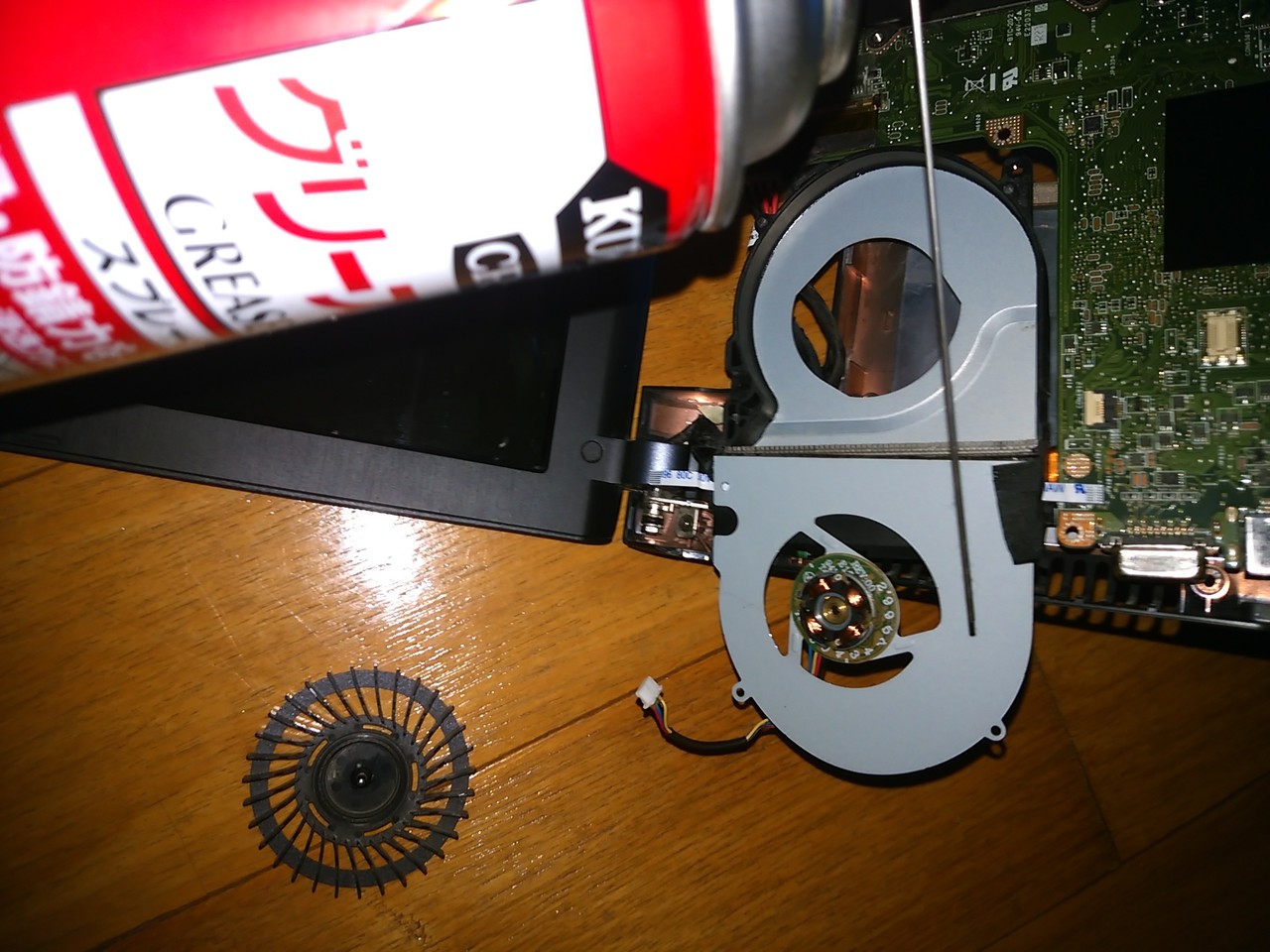 Asus U24a U24a Px3210 のファンの軸受に注油する わら半紙 Asus U24a U24a Px3210 のファンの軸受に注油する わら半紙