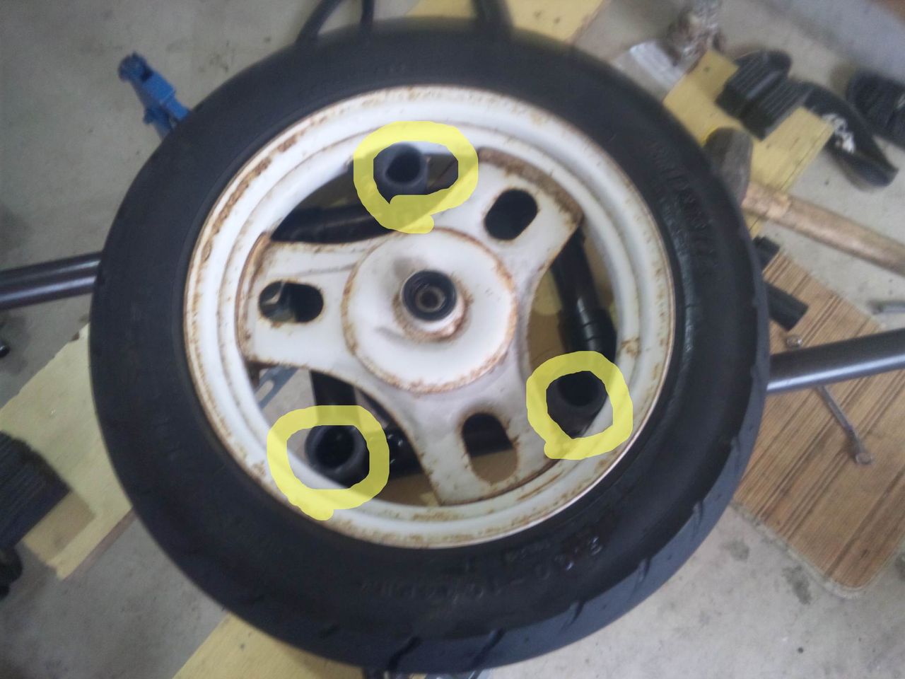 Af27 Dio のタイヤ交換 モータースポーツ