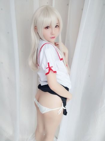 半けつ紐パンがシコい美少女コスプレイヤー！