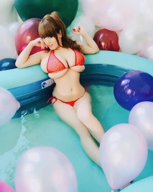 Hitomiの規格外すぎる神乳オフショット＆自撮り画像！