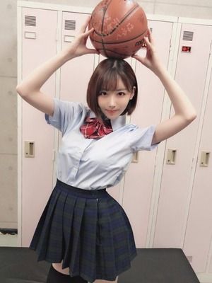 制服の似合うAV女優・深田えいみちゃんのオフショット画像！