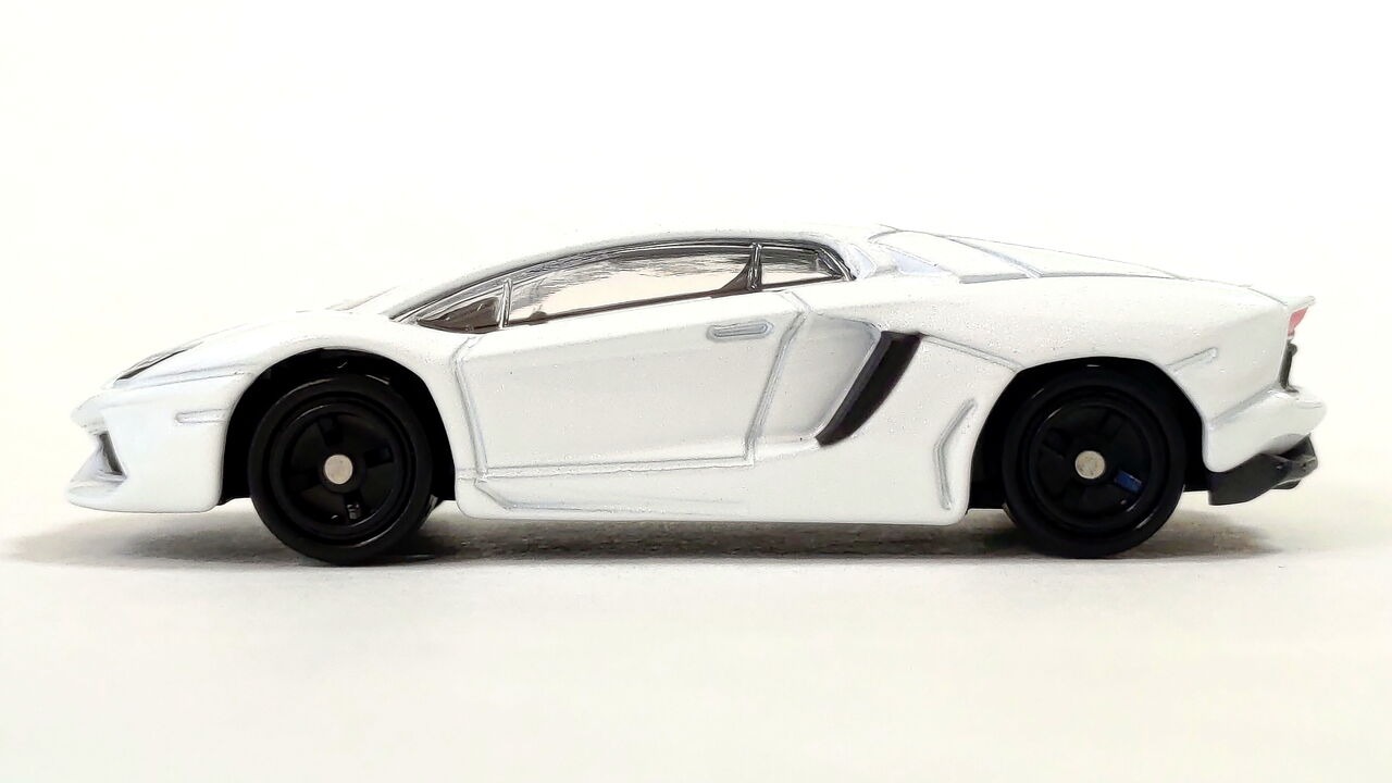 トミカ トイザらス オリジナル ランボルギーニ アヴェンタドール ナツィオナーレデザイン仕様 Pumiの小さな車館 トミカ トイザらス オリジナル ランボルギーニ アヴェンタドール ナツィオナーレデザイン仕様 Pumiの小さな車館