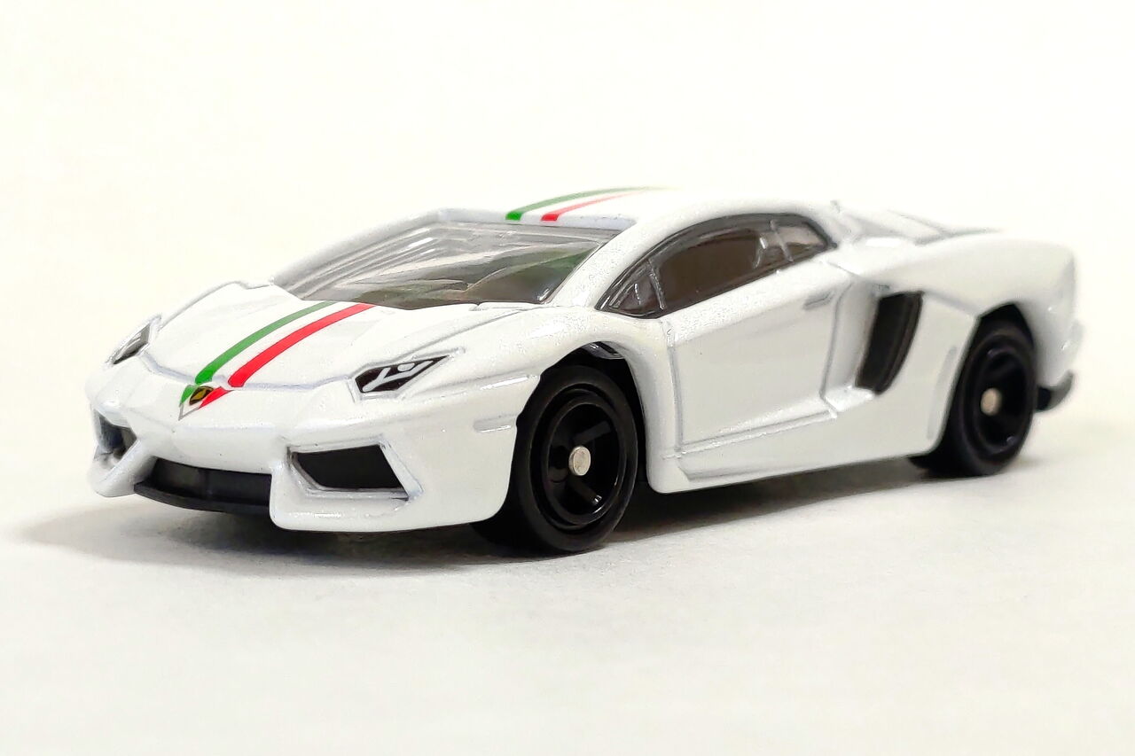 トミカ トイザらス オリジナル ランボルギーニ アヴェンタドール ナツィオナーレデザイン仕様 Pumiの小さな車館 トミカ トイザらス オリジナル ランボルギーニ アヴェンタドール ナツィオナーレデザイン仕様 Pumiの小さな車館