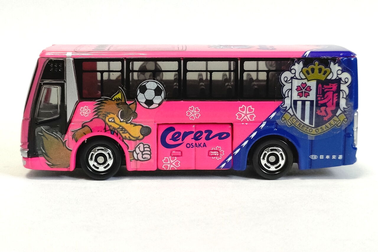 セレッソ大阪の選手バスがトミカになった！「CEREZO×トミカ 選手