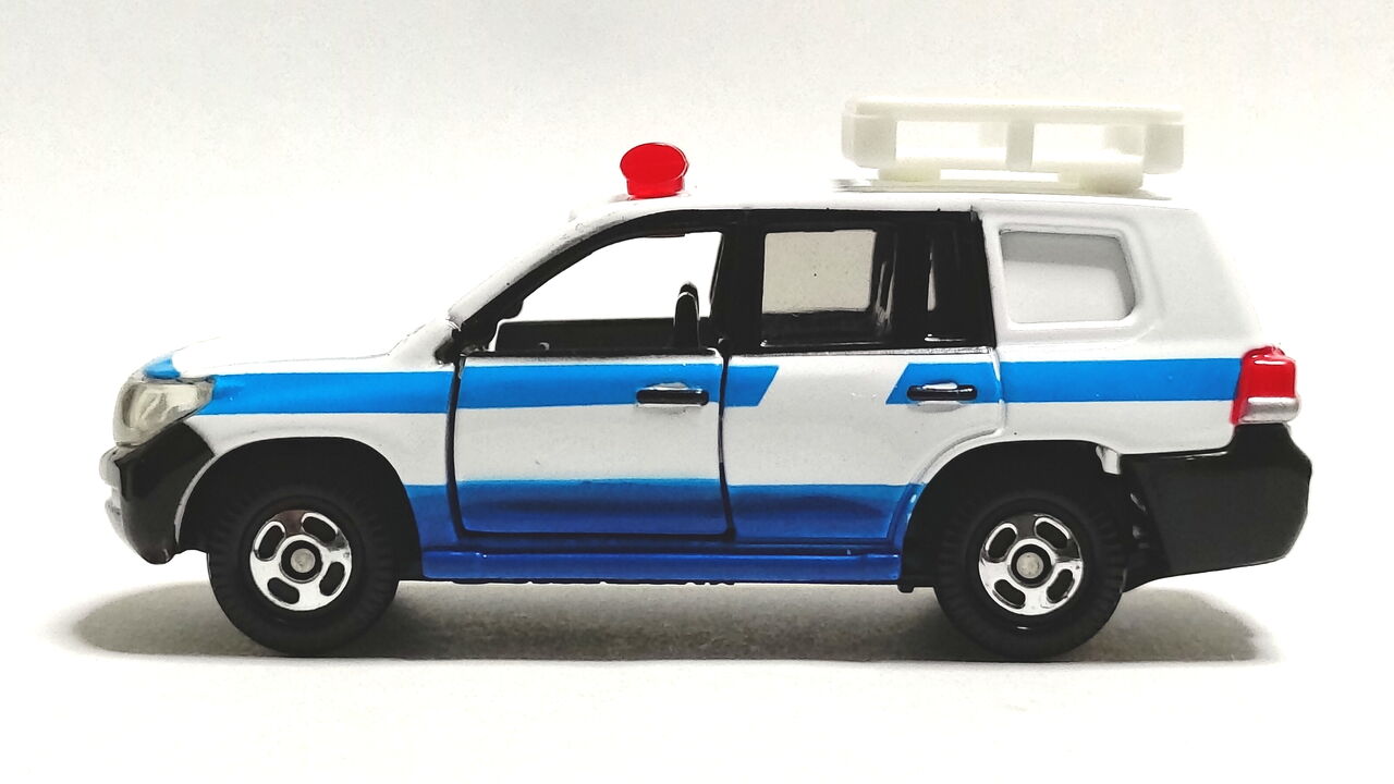 トミカくじ15 トヨタ ランドクルーザー 現場指揮官車 - YouTube