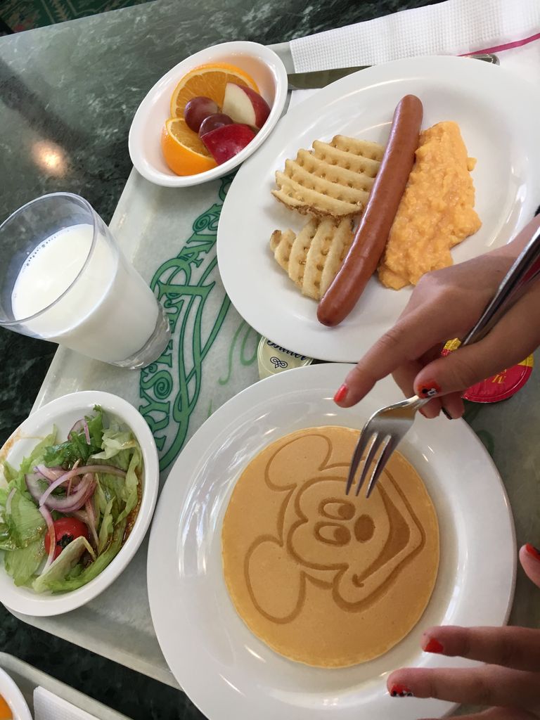 ミニーちゃんにご挨拶が終わったらクリパレで朝ごはん 南瓜マカロンの子連れでディズニー