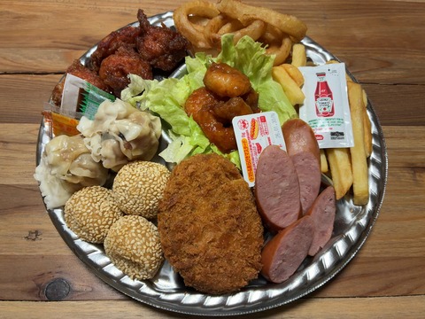 ★ジャンキッシュフード界の絶対王者“ラッキーピエロ”DE…ずーっと気になっていた特製オードブル・パーティセットを1人占めしてみたらその内容に序盤から流れ出した微妙な雰囲気★