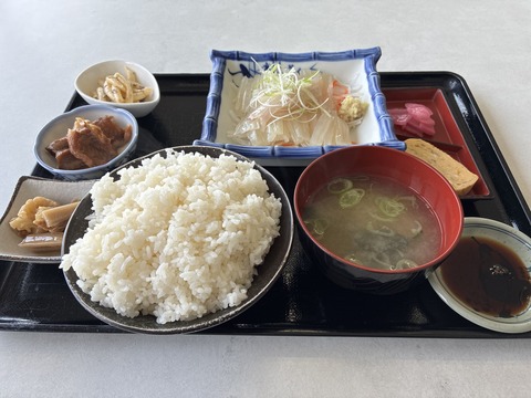 ★朝イカ定食をディスカウントしますとSNSに投稿していた“魚いち亭”DE…海が見える席で白ごはんの上さイカのお刺身を乗っけて生姜醤油を垂らしたら1人でプチョヘンザ★
