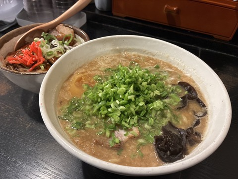 ★道南の濃いめラーメン部門で文句なしのトップグループな“初代・社”DE…チャッチャニラのひと口めに感じたディープでドープな幸せをどう表現したら良いのだろう★