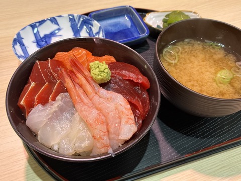 ★道南鮮魚シーンに颯爽と現れたニューウェーブ”五漁活“DE… 水槽が見える特設リングでウワサの海鮮丼とファッキンなオサーーンがロックアップ★