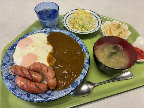 ★函館市水産物地方卸売市場の中にある“魚いち亭”DE… 約1年ぶりのくせにあたかも市場関係者であるかのように装いつつシケた11月の海を眺めながらウインナー目玉カレーライス★