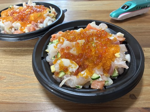 ★お高めローリングシースー屋さん“なごみ亭”のおまかせ海鮮丼がウーバーイーツ限定25パーOFFだったので…ポチっとなしたらその内容はザ・お値段以上★