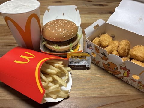 ★夜はパティを倍プッシュできる“マクドナルド”DE…ビッグマックを目の前にして紙コップさビールを入れたら80年代のアメリカB級映画でも見ようか★