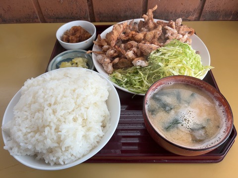 ★30分一本勝負のモリモリデスマッチが組まれた“なかみち食堂特設リング”DE… おかず大盛りver.のとりから定食相手にフトッチョおじたんが10分41秒ピンフォール勝ち★