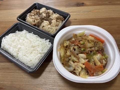 ★昔からザ・2日酔いのときは“ほっともっとの肉野菜炒めを食べれば治る”と信じて生きてきたけれど…いまだに枝豆がちょっぴり入っていることの答えはわからないままで★