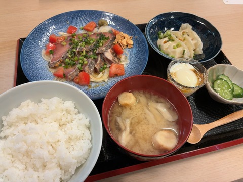 ★富士宮焼きそば以外にも気になるメニューがてんこ盛りの“かえで食堂”DE…エア頬杖をついて悩んだ末に今回は直送ワラ焼きかつお定食を一本釣り★