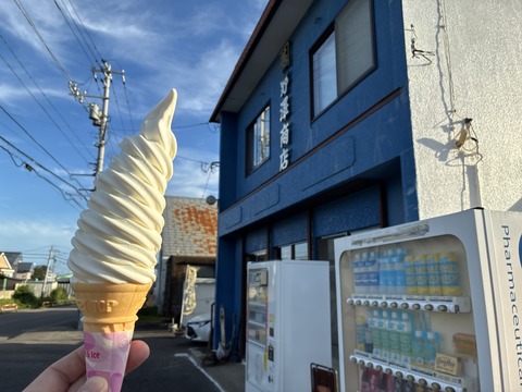 ★クラシカル・テイストなロングロングソフトクリームが名物の“野澤商店”DE…青空の下で溶けてゆくその姿はまるで20数年前のあの日のようで★