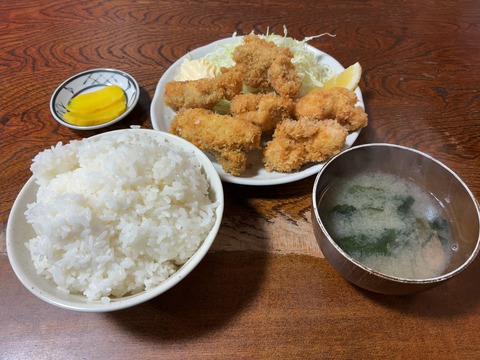 ★足を踏み入れると一瞬で昭和の時代にタイムスリップできる函館市は港町の“良ちゃん”DE…ジューCでボリューミーなチキンカツならぬ鳥かつ定食は知る人ぞ知る裏名物★