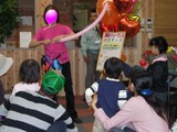 風船を膨らましていき…