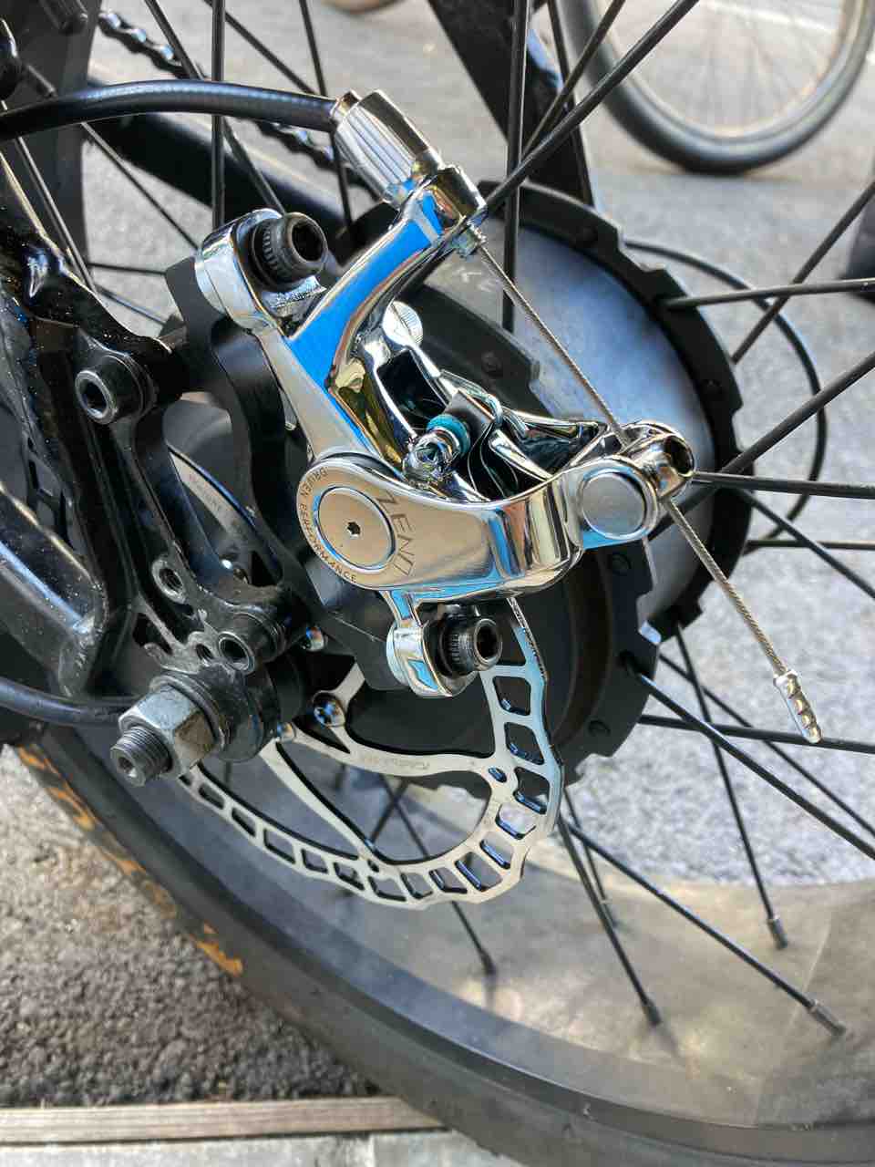 eバイクにもお勧めのメカニカルデュアルピストンディスクブレー