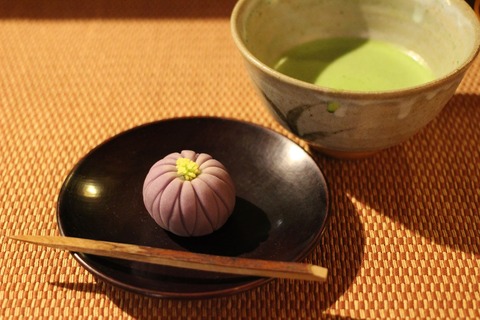 職人が作ってくれた生菓子とお抹茶