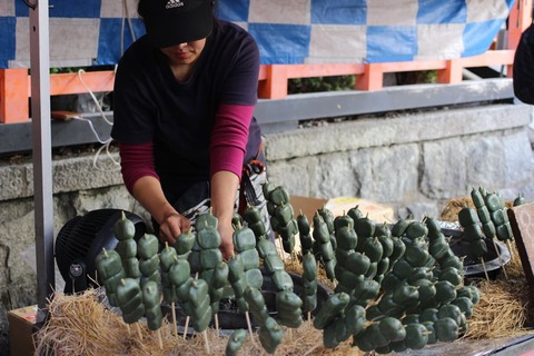 伏見稲荷の下で売られてた団子