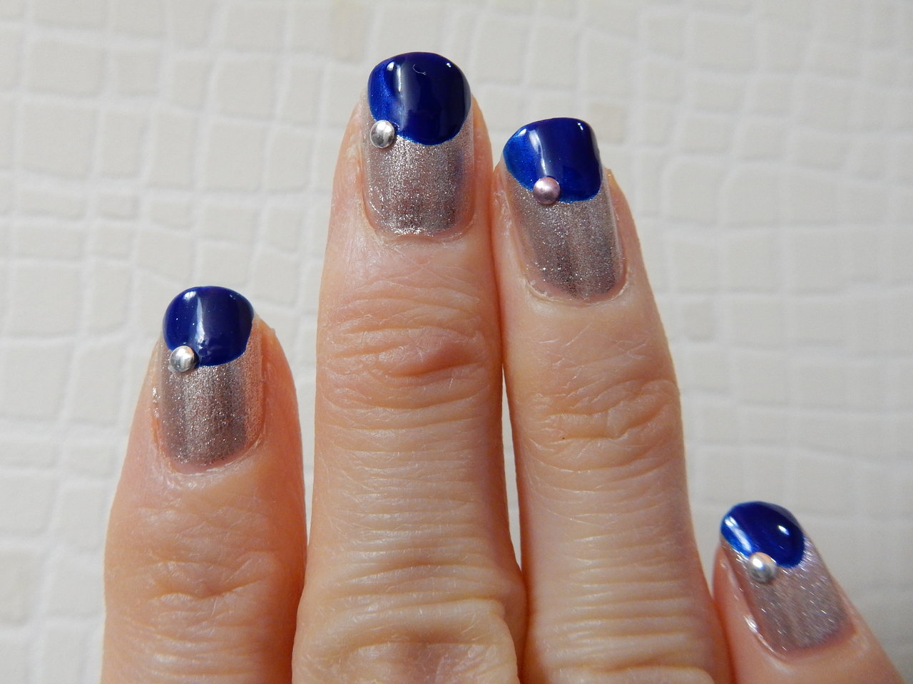 シルバー 青 クール丸フレンチネイル Escapemonos