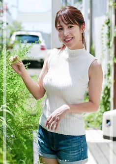 【画像21枚】エッチな体をしたセクシー女子アナ・鷲見玲奈💕