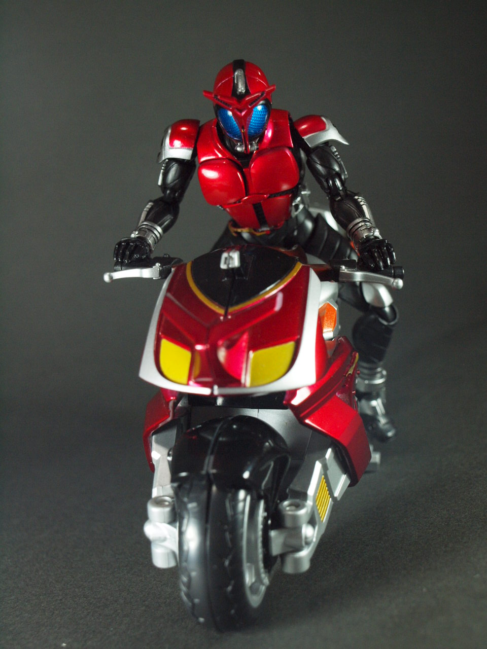 S.H.フィギュアーツ・仮面ライダーカブト＆ CORM DXカブト