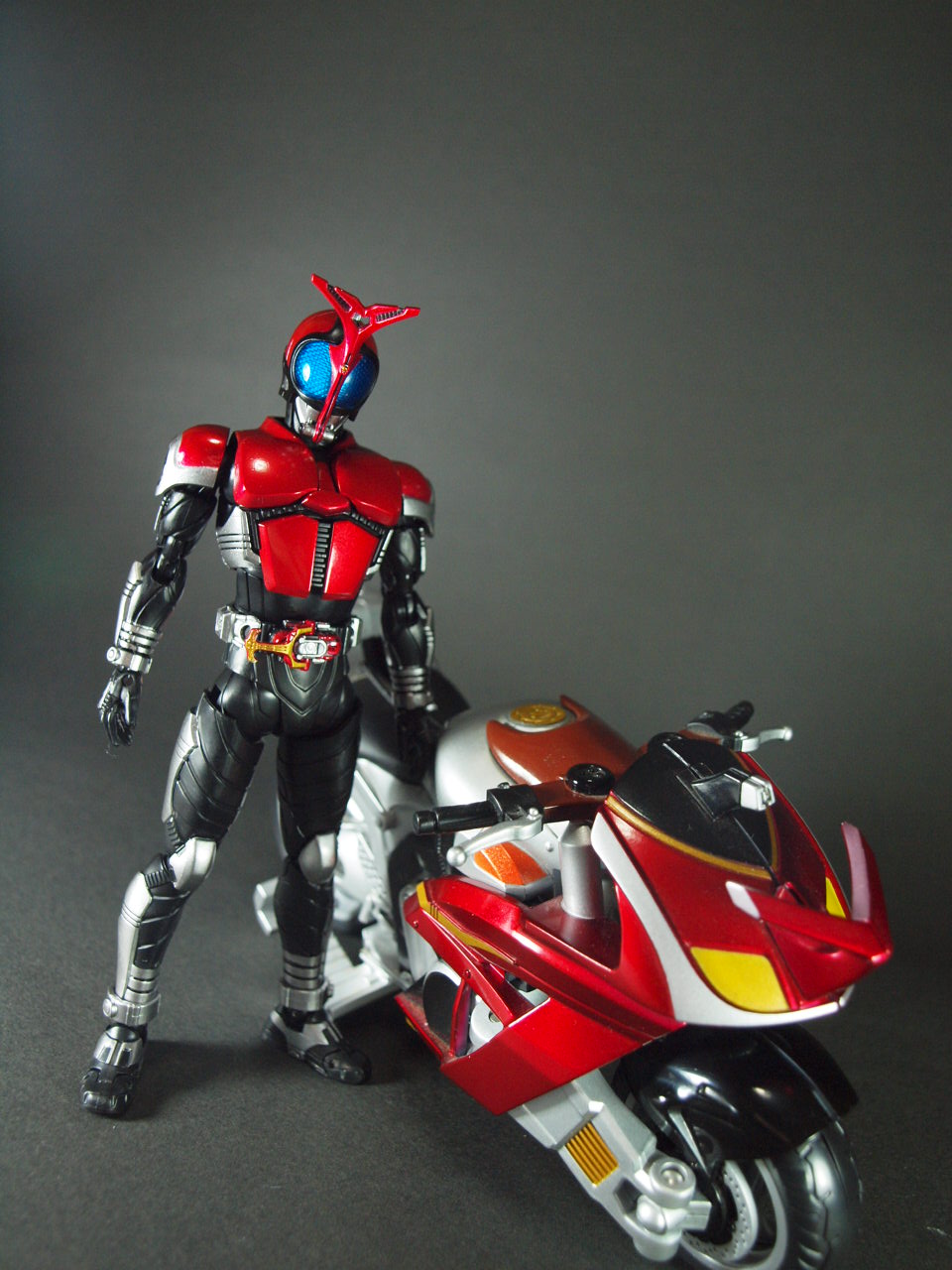 S.H.フィギュアーツ・仮面ライダーカブト＆ CORM DXカブト