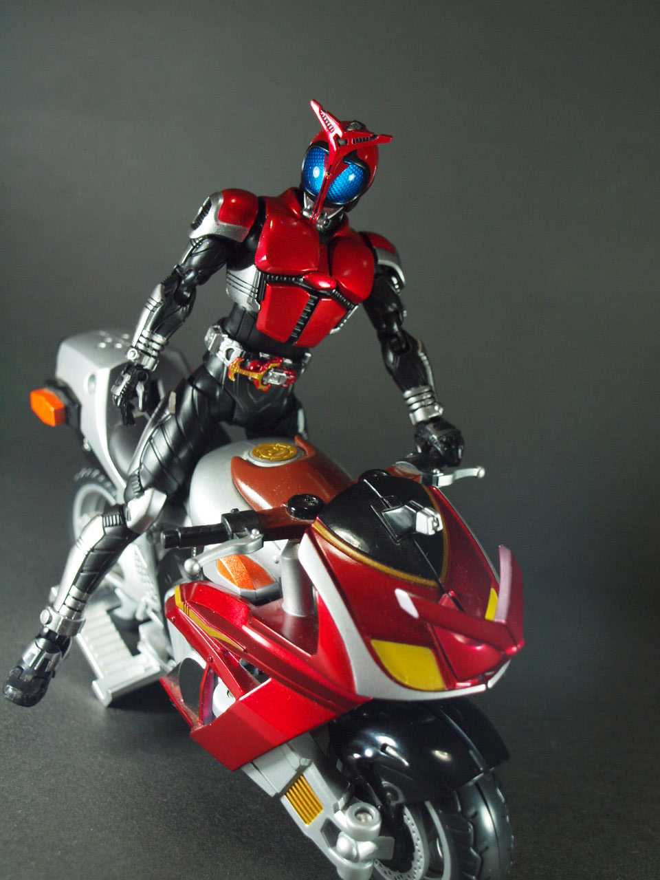 S.H.フィギュアーツ・仮面ライダーカブト＆ CORM DXカブト