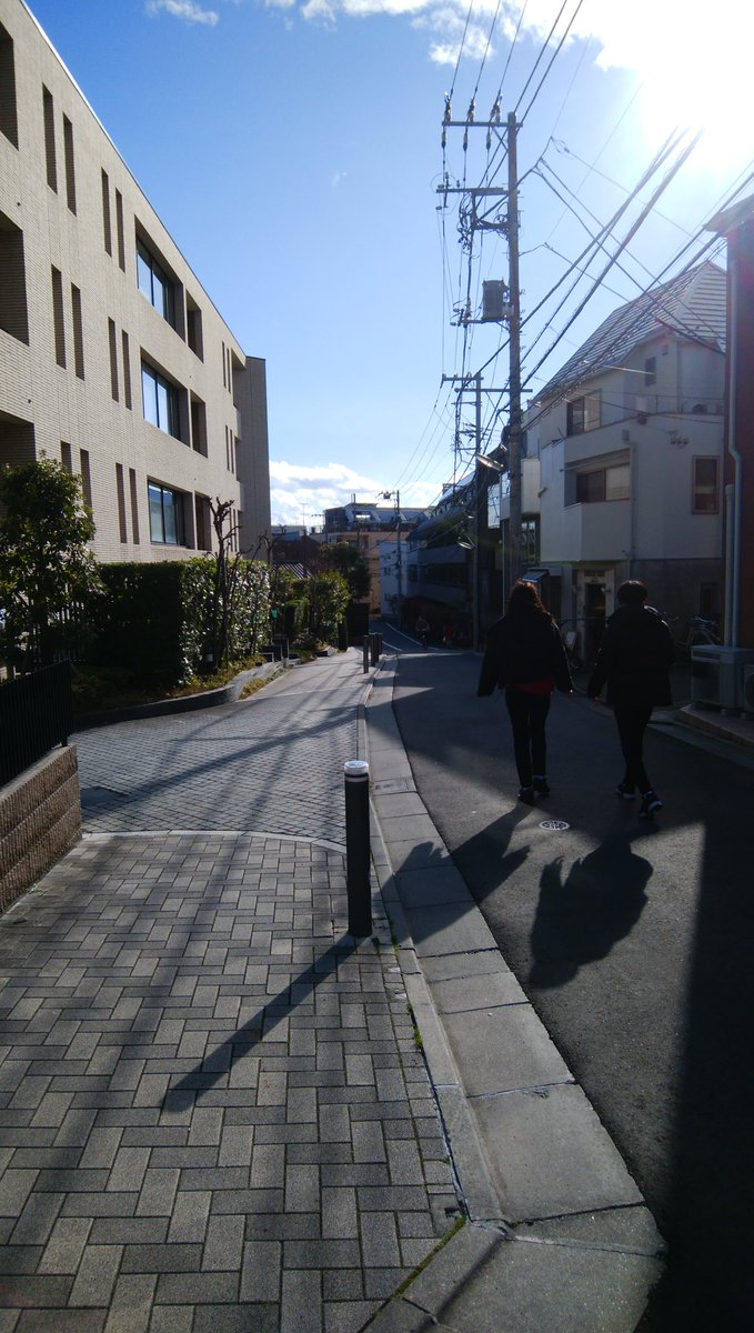 坂道を自転車で下る