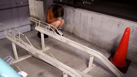 駐輪場で酔いつぶれて寝てる女を介抱するために脱がしたら巨乳でエロ乳輪って最高だな！