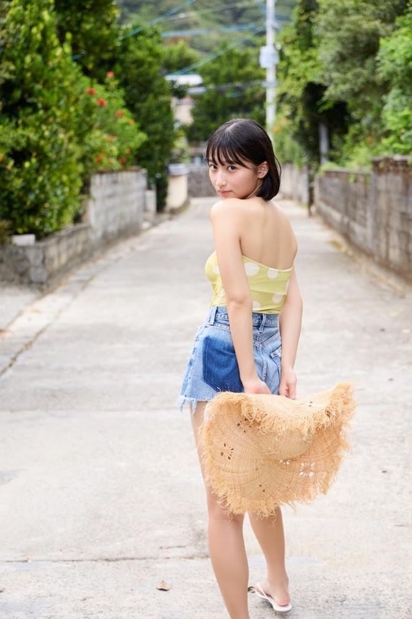 人気アイドルグループのメンバー水野瞳ちゃんの初写真集「AKIRA」が好評発売中！ 3