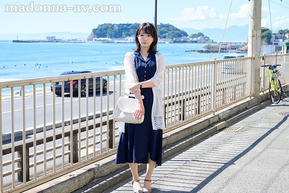 夫との思い出が詰まった浜辺で夕日に照らされる３０歳人妻がAVデビュー！ 4