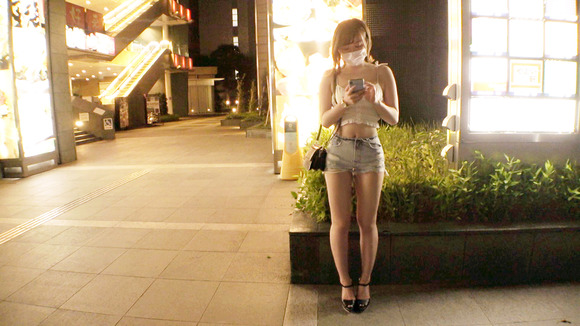 おっぱい半分出てる服着て街を歩くギャルと感じまくりセックスって最高だな！ 2