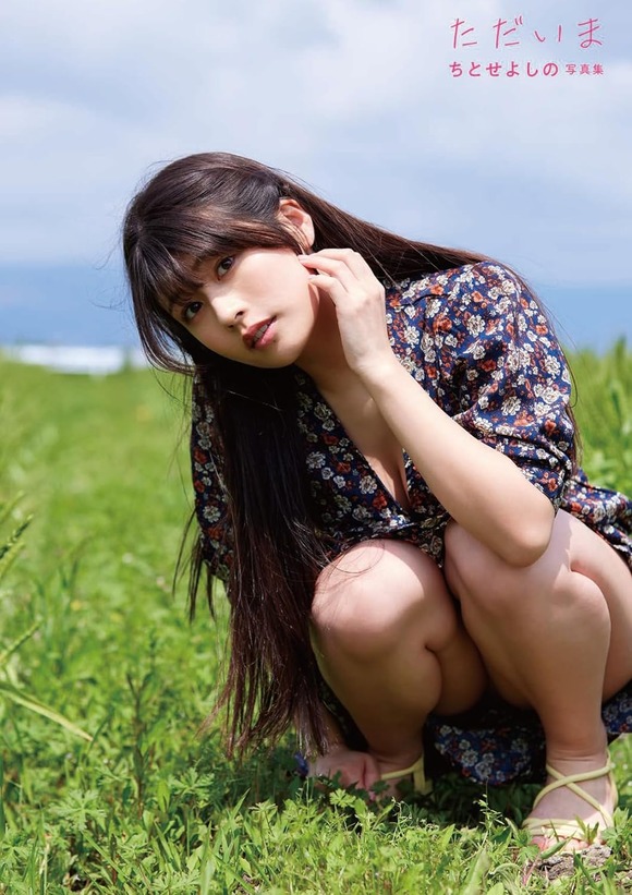 グラドルちとせよしのが3作目の写真集で乳房に何も着けてないエッチな姿を見せてるぞ！ 2