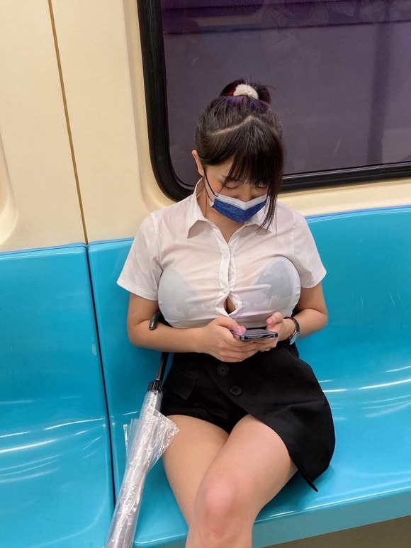 電車の中に爆乳JKが座っているんだがｗｗｗ 2