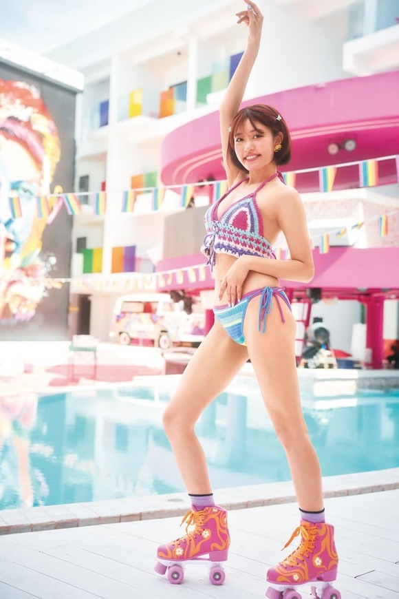 日本の女性タレントでNo.1の売れっ子と言っても過言ではない王林が待望の初写真集を出したぞ！ 2