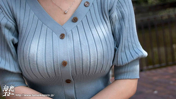 31歳美人妻が思春期の頃からずっとコンプレックスだったGカップおっぱいを〈 解 放 〉 4