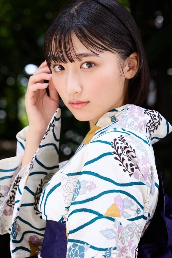 人気アイドルグループのメンバー水野瞳ちゃんの初写真集「AKIRA」が好評発売中！ 2