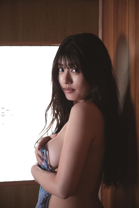 グラドルちとせよしのが3作目の写真集で乳房に何も着けてないエッチな姿を見せてるぞ！ 3