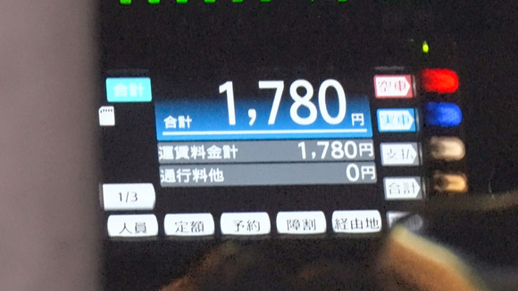 美女２人とくんずほぐれつ３Pセックスって最高だな！ 7