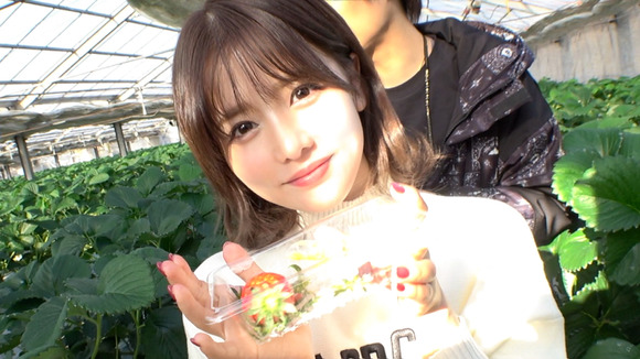 めちゃ可愛くて最高の桃尻を持つ美女とイチゴ狩りデートした後にセックスって最高だな！ 10