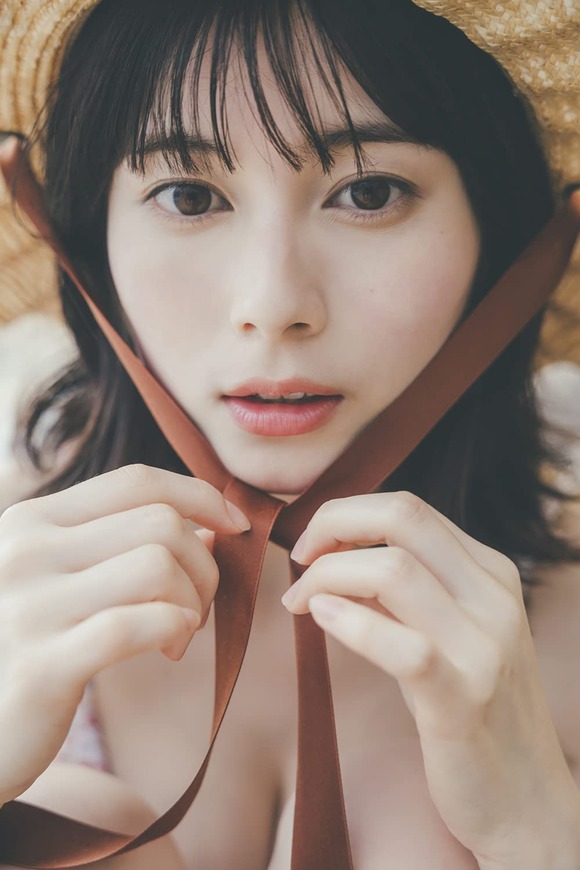 女優 大久保桜子がヤンジャングラビアで豊かなお胸を披露してるぞ！ 3