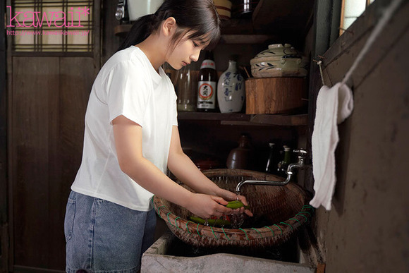 山梨県の豊かな自然に育まれた汚れなき美少女が「おじさんと濃厚セックスがしたい」とAVデビュー！！ 5