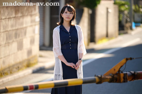 夫との思い出が詰まった浜辺で夕日に照らされる３０歳人妻がAVデビュー！ 3