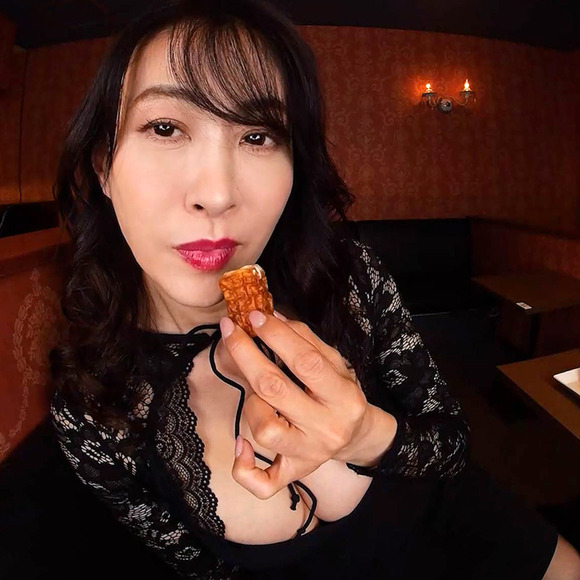 行きつけのスナックにいる47歳熟女がJカップ見せつつ誘ってきたらどうするよ？ 5