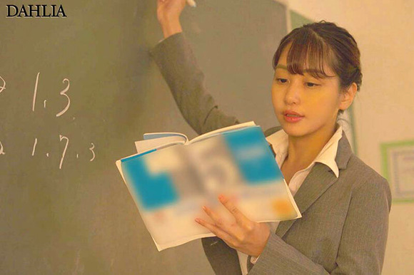 学校中の男子生徒を勃起させた美人巨乳教師がAVデビュー！！ 4